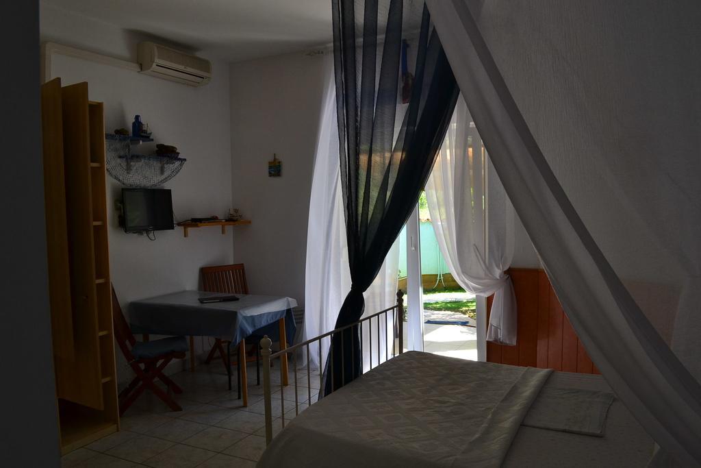 Villa Verde Apartments And Rooms Premantura Esterno foto